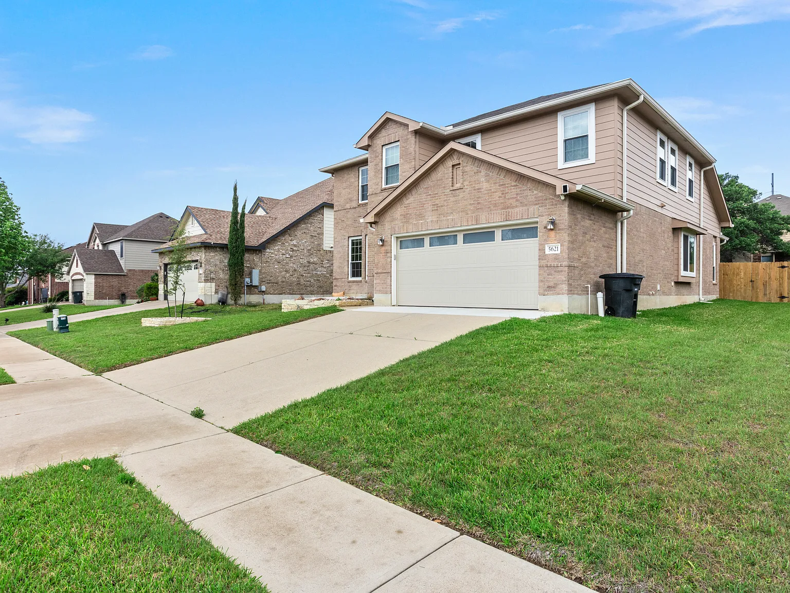 4 bed, 2.5 bath, 2924 sqft, $2,400 — Photo 1