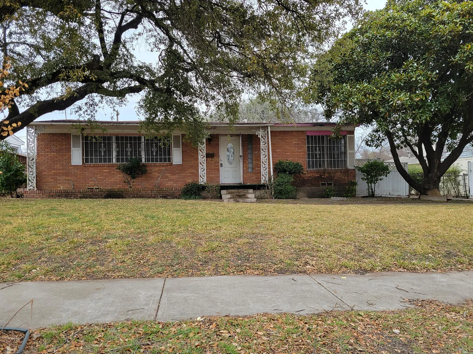 2129 E Illinois Ave — Photo 1