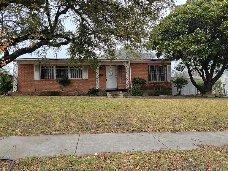 2129 E Illinois Ave — Photo 1