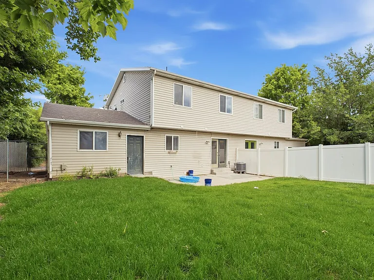 154 N 800 E — Photo 2