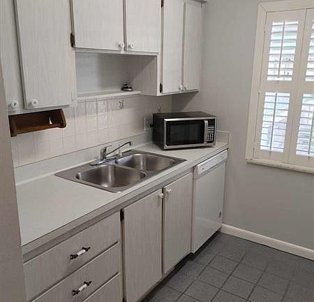 5th image of 2302 Sunrise Blvd #205
