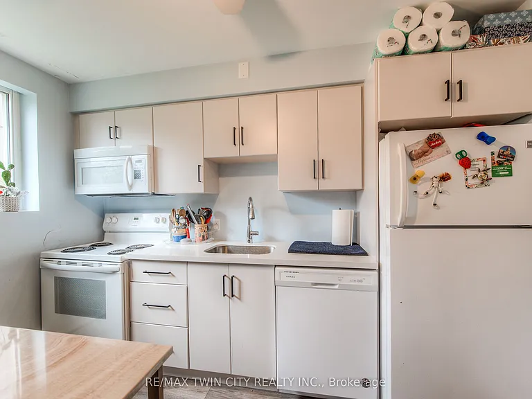 132 Allen St E #1 — Photo 8