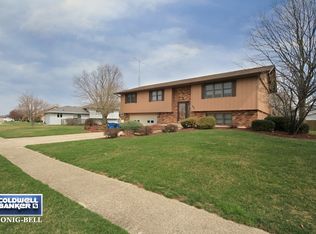 909 Lakewood Dr, Morris, IL 60450