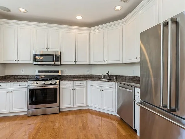 605 Binghampton Ln — Photo 13