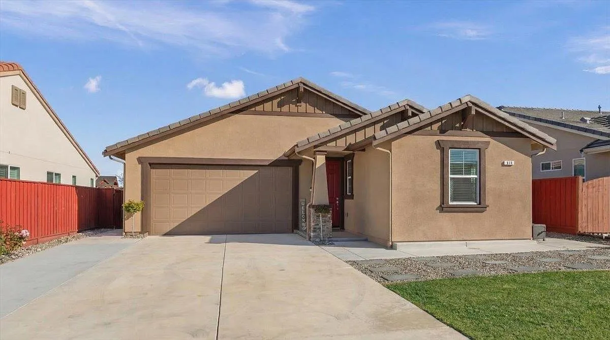 925 Klamath Way photo 1