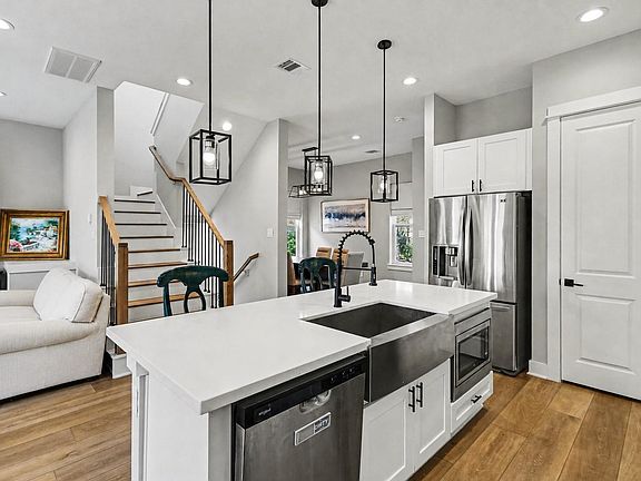 5th image of 825 Woodcrest Dr