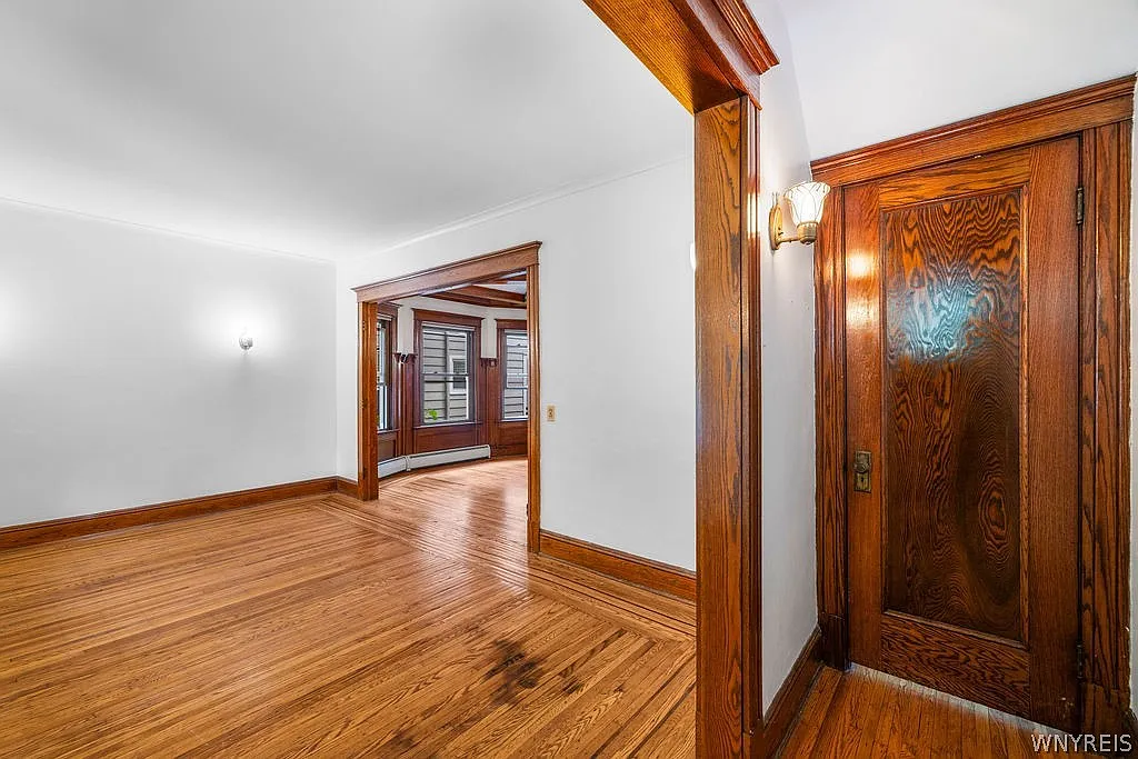 3 bed, 1.0 bath, 2652 sqft, $1,600 — Photo 3