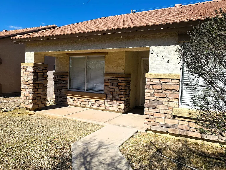 2634 E Paradise Ln — Photo 2