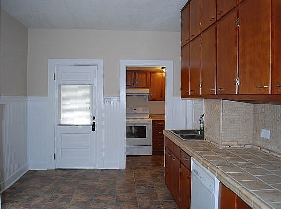 5th image of 1037 Holly Ave