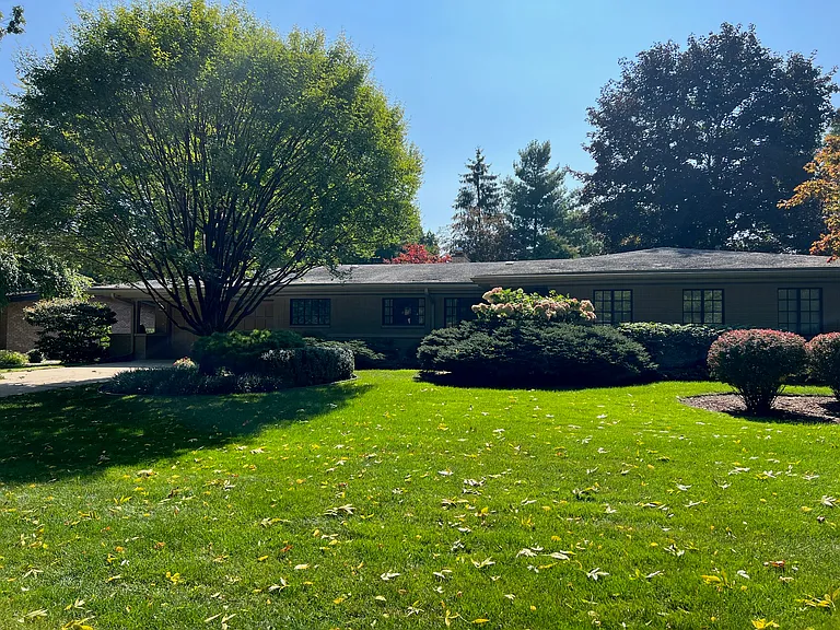 1413 Crescent Dr — Photo 1