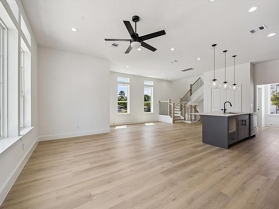 4th image of 756 Curtin St