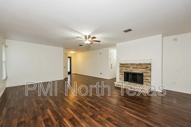 3 bed, 2.0 bath, 1660 sqft, $2,200 — Photo 2