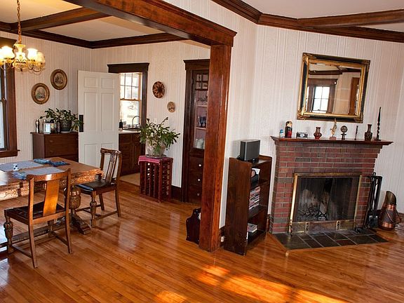 Living room/working fireplace/dining room