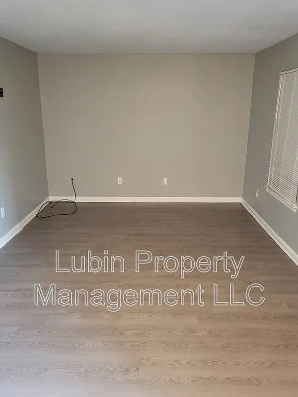 3 bed, 2.0 bath, $995 — Photo 2