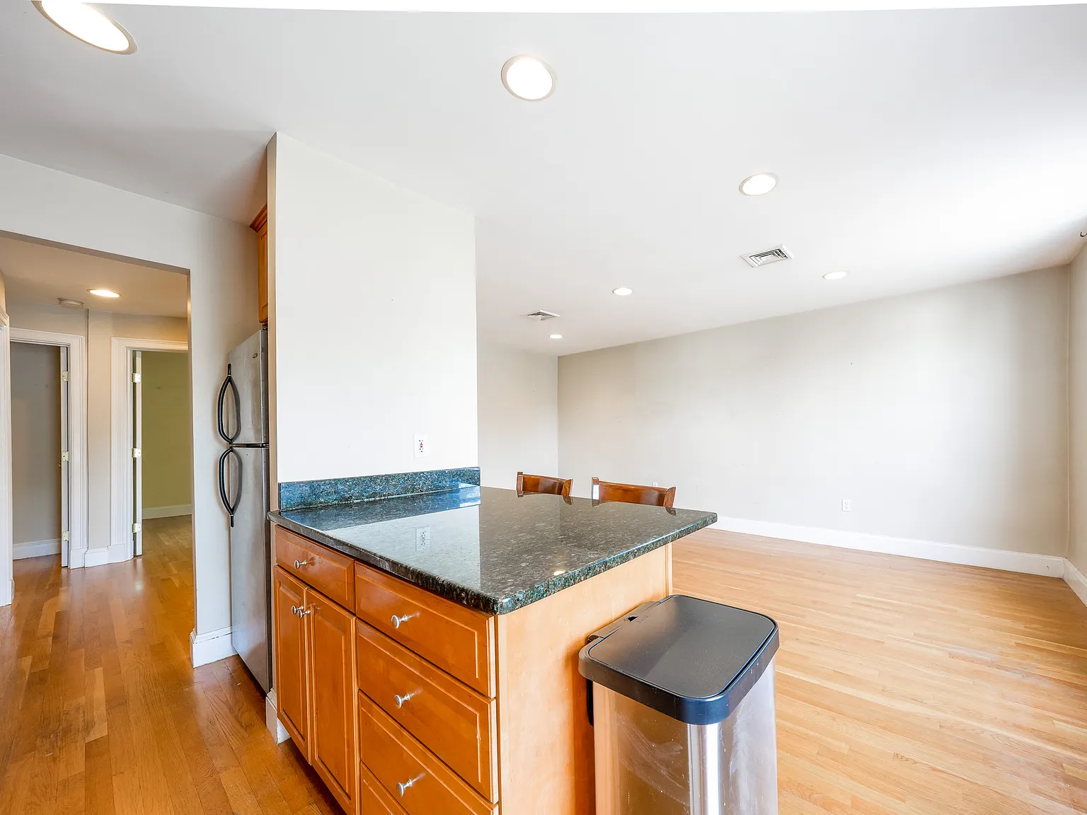 2 bed, 900 sqft, $3,195 — Photo 2