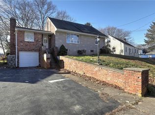 255 Pilgrim Rd, Bridgeport, CT 06610