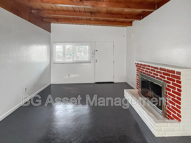 1526 Visalia Ave — Photo 3