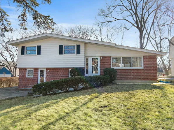 657 Lomond Dr, Mundelein, IL 60060