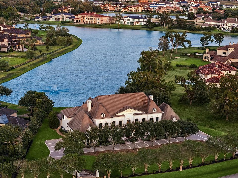 1st image of 18 Sovereign Cir