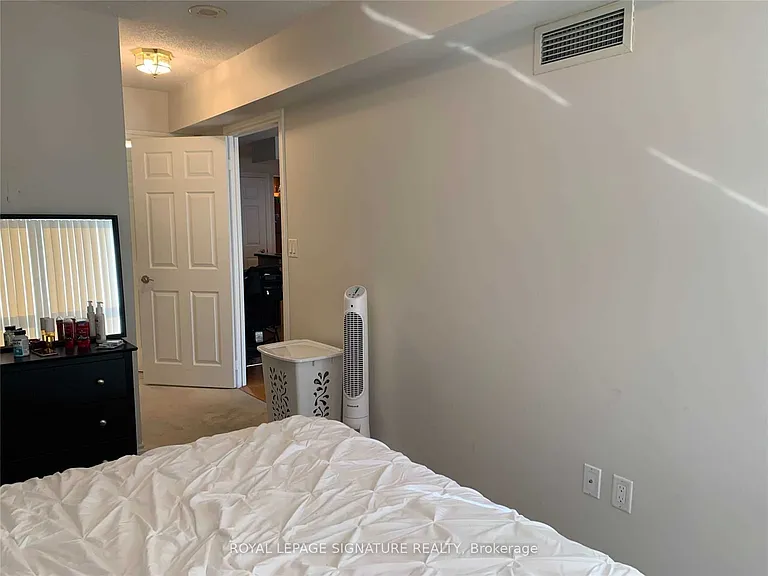 250 Wellington St W #632 — Photo 9
