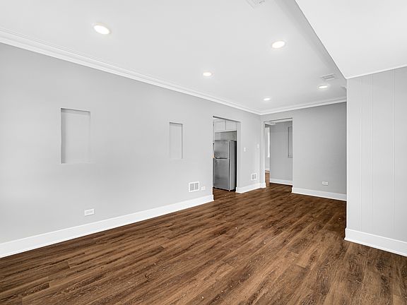 4th image of 9601 Oak Park Ave
