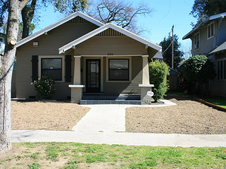 306 Hackberry Ave — Photo 1