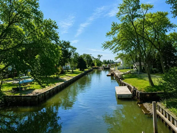 3 Hyler Dr, Hampton Bays, NY 11946