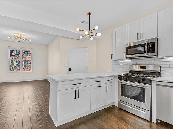3rd image of 6140 N Lakewood Ave APT 3