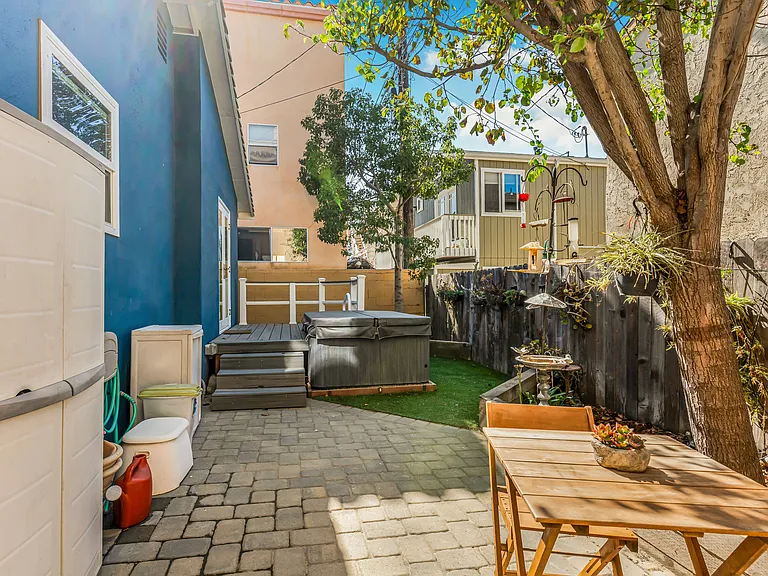 293 Hollywood Blvd — Photo 11