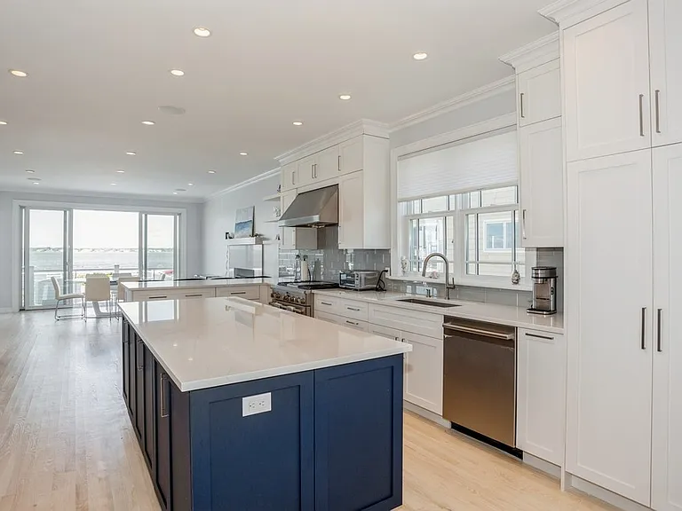 676 Dune Rd — Photo 3