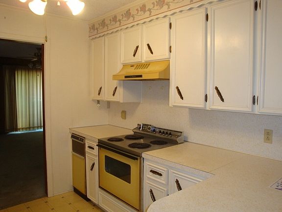 4th image of 706 Elaine Dr