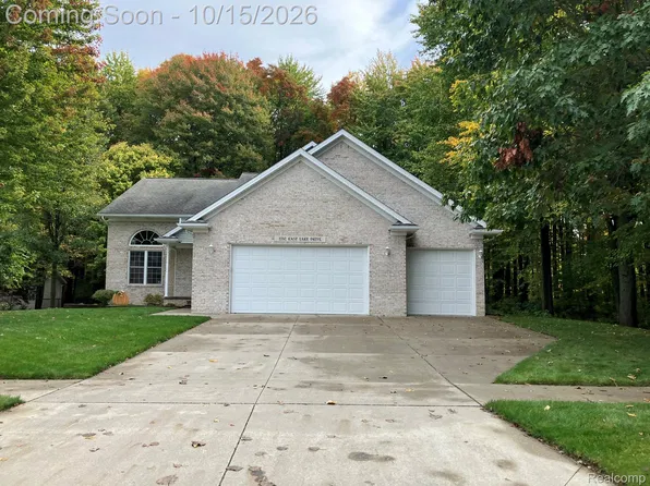 2752 E Lake Dr, Smiths Creek, MI 48074