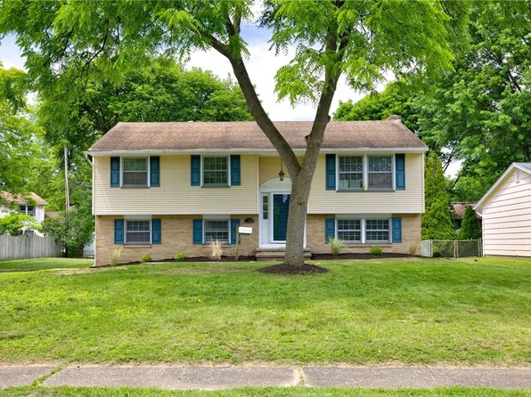 37 Ledgewood Cir, Rochester, NY 14615