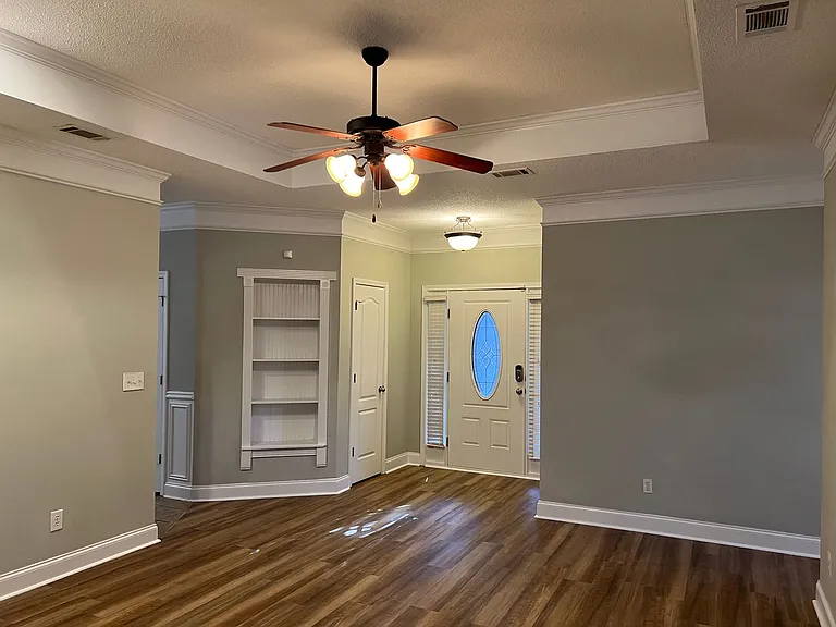 400 Manchester Ln — Photo 5