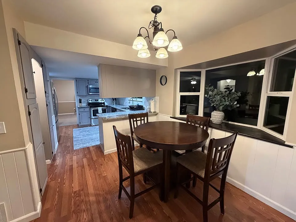 8 bed, 3000 sqft, $675 — Photo 3