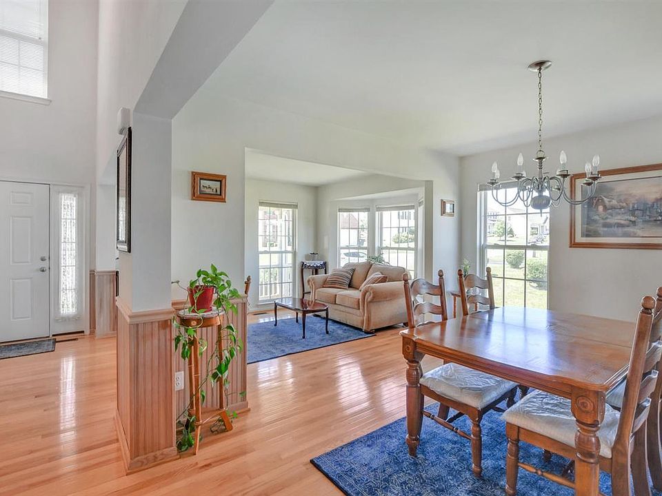 1st image of 32 Elizabeth Dr
