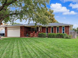 820 Surrey Ln, Maize, KS 67101