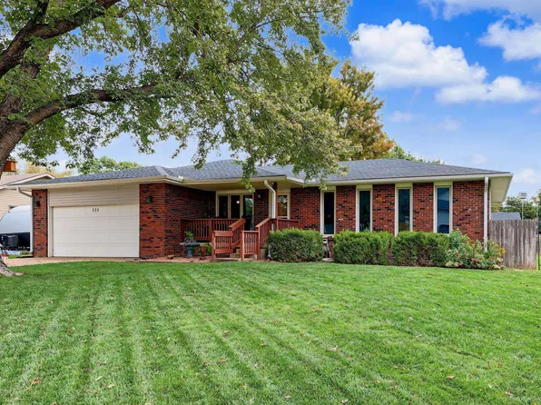 820 Surrey Ln, Maize, KS 67101