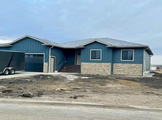 911 29th Ave NE, Aberdeen, SD 57401