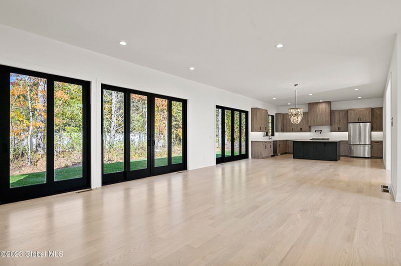 5th image of 32 Jenna Jo Avenue