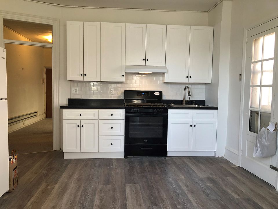 2nd image of 627 W Main St APT 2