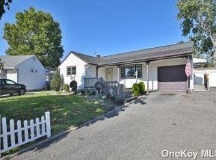4 Cambridge Ct, Bethpage, NY 11714