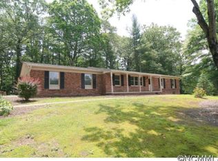 8 Oakshire Ln, Hendersonville, NC 28739