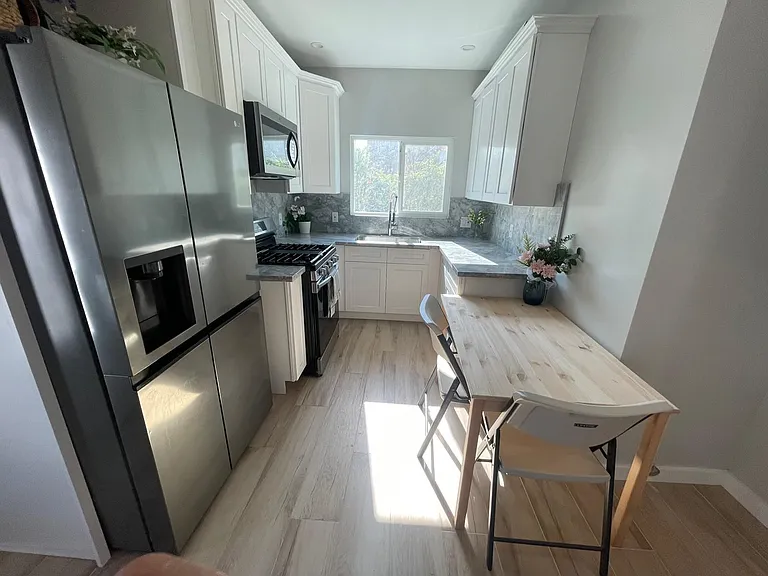 1020 W 39th Pl — Photo 7