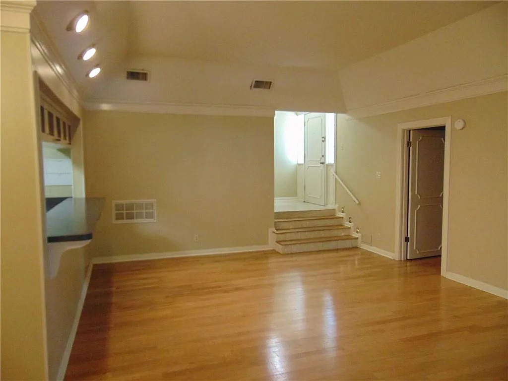 3 bed, 2.5 bath, 1150 sqft, $2,595 — Photo 4