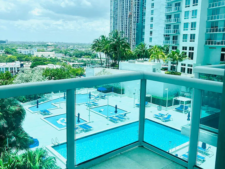 1800 N Bayshore Dr #1502 — Photo 2