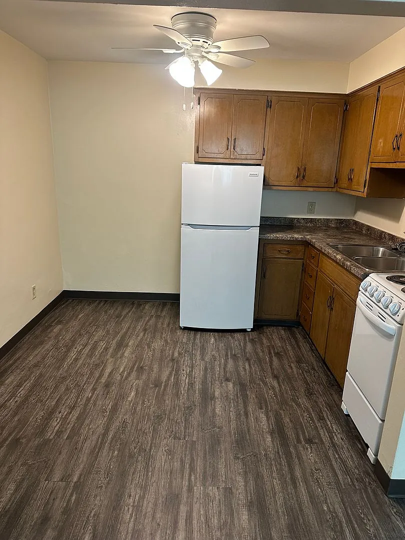 Forestview 2 Bedroom Lower Apartment — Photo 2