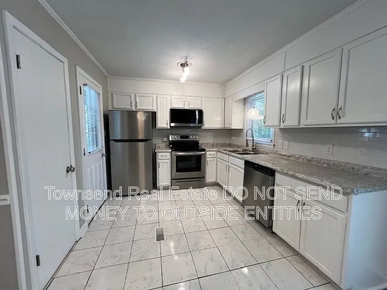 1017 Xavier Dr — Photo 7