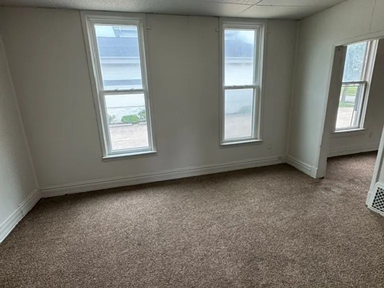 1009 E Lewis St — Photo 4