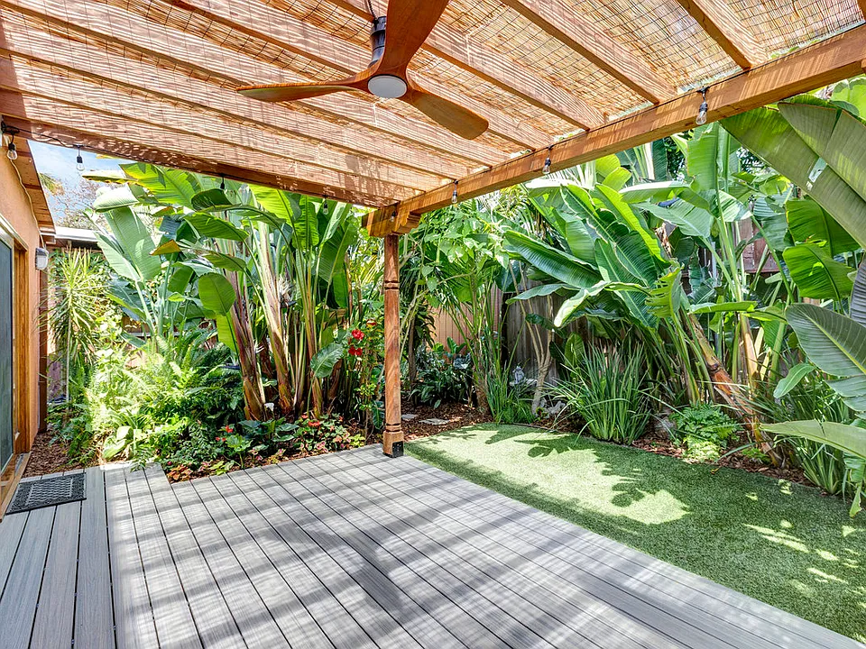 1138 1/2 Poinsettia Pl